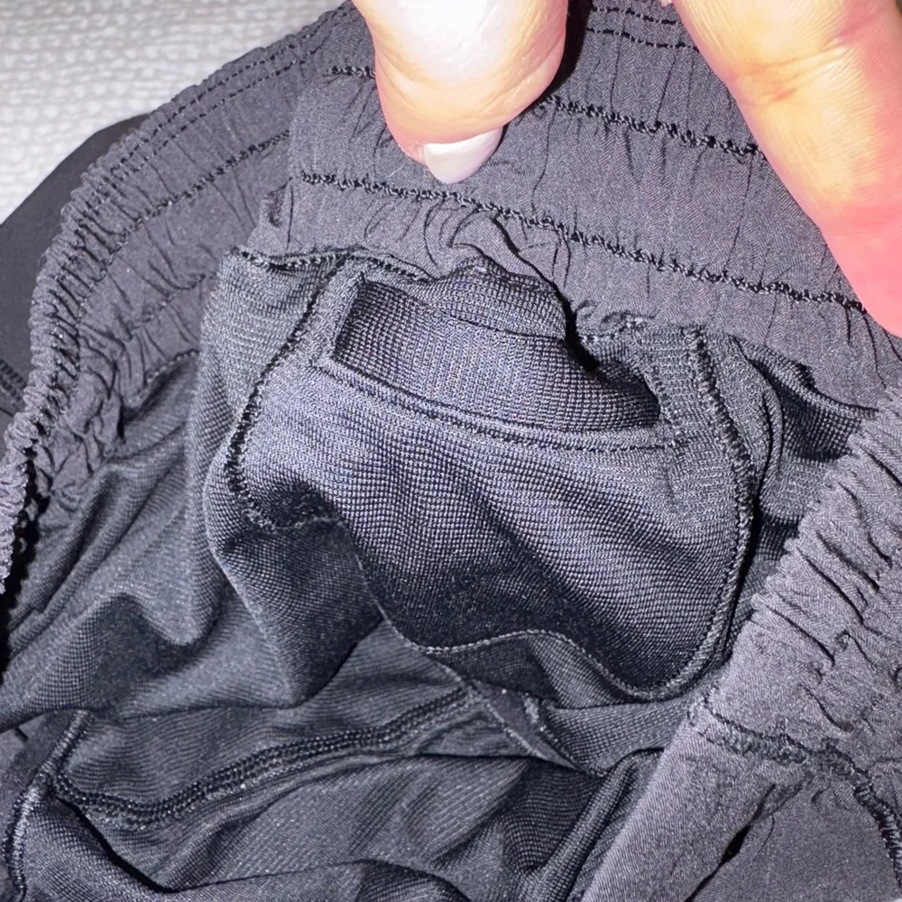 Lululemon Hotty Hot Short II, Long 4 Inches in Black - Size 4 - Picture 13 of 15